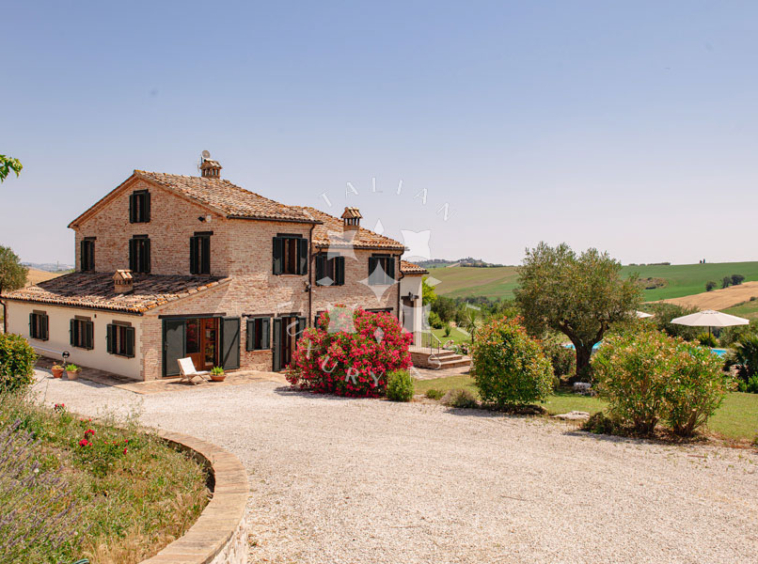 Villa Arcevia Marche Italy Luxury Panorama