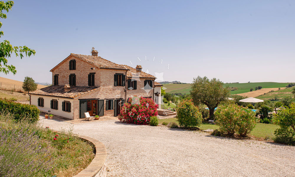 Villa Arcevia Marche Italy Luxury Panorama