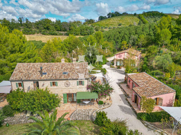 Agriturismo Ponzano Fermo Marche Pool Panorama