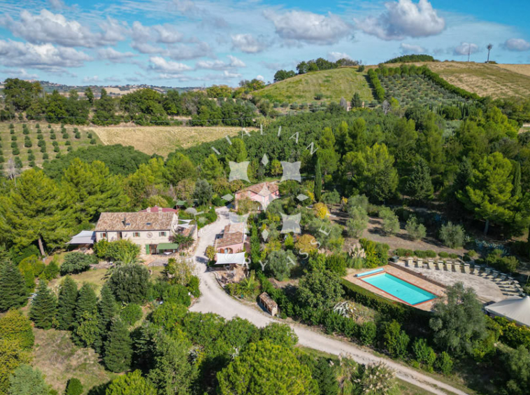 Agriturismo Ponzano Fermo Marche Pool Panorama