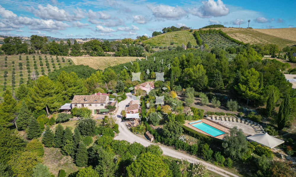 Agriturismo Ponzano Fermo Marche Pool Panorama