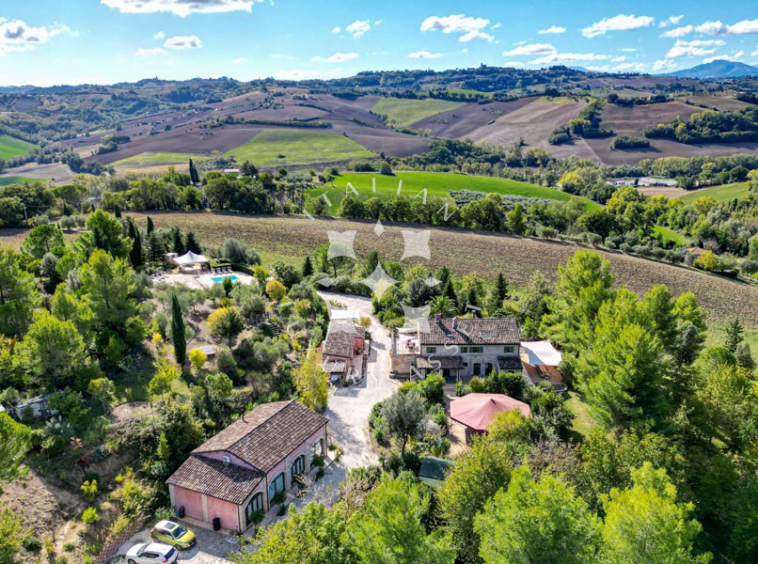 Agriturismo Ponzano Fermo Marche Pool Panorama