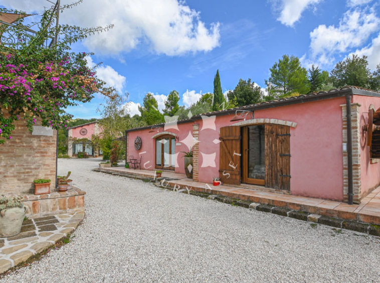 Agriturismo Ponzano Fermo Marche Pool Panorama
