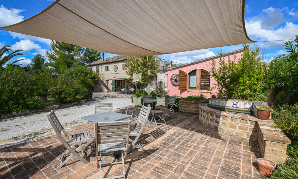 Agriturismo Ponzano Fermo Marche Pool Panorama