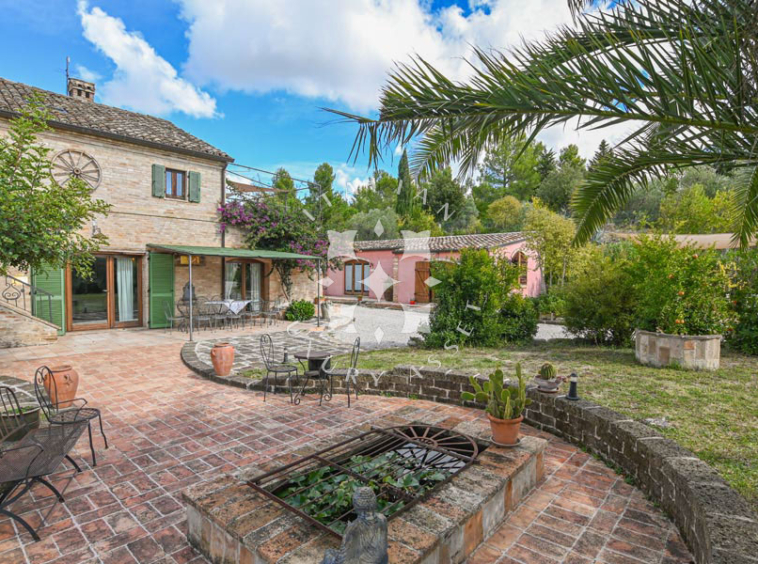 Agriturismo Ponzano Fermo Marche Pool Panorama