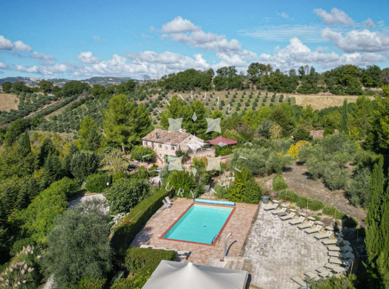 Agriturismo Ponzano Fermo Marche Pool Panorama
